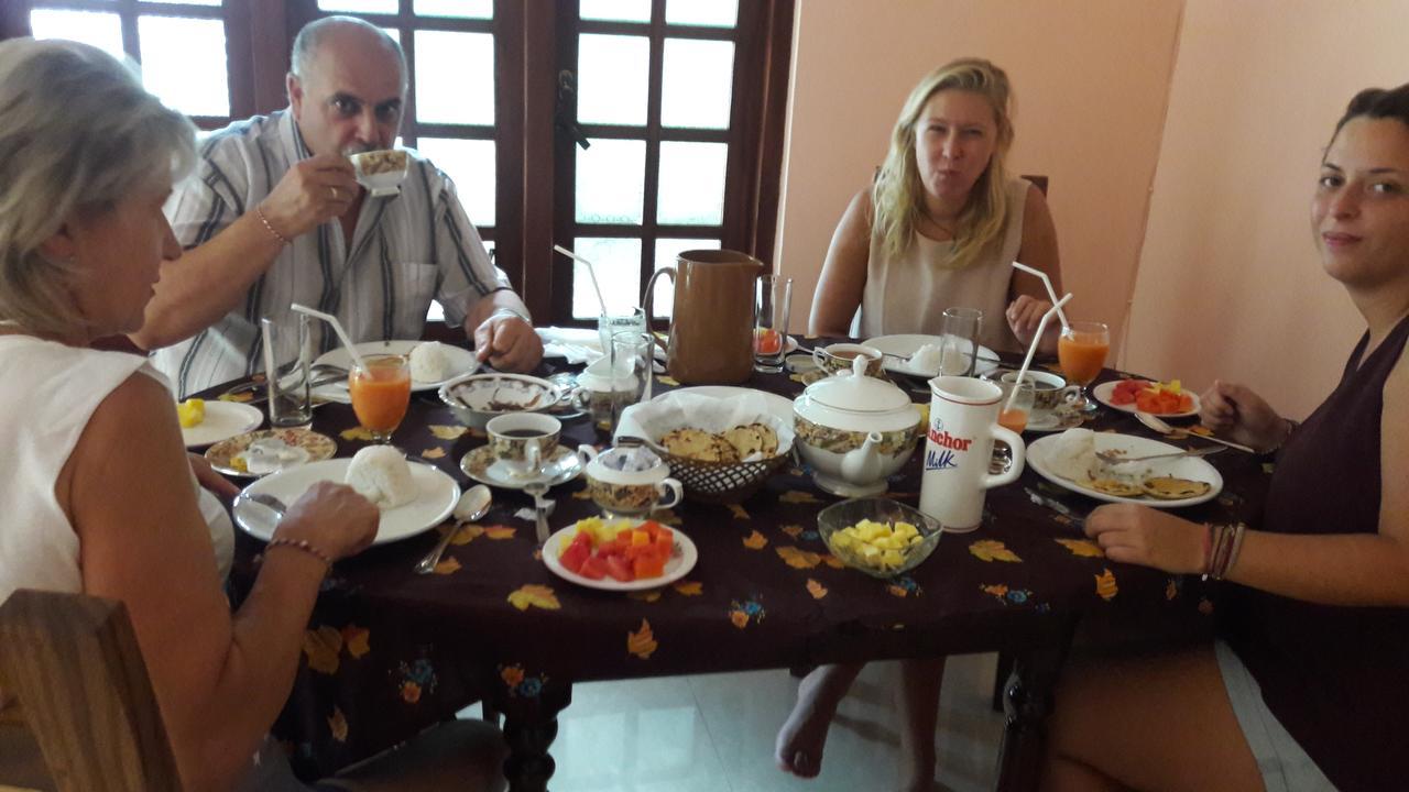 Apple Sara Home Stay Канди Екстериор снимка