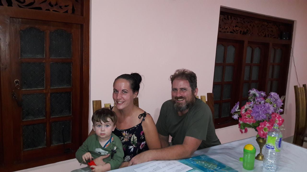 Apple Sara Home Stay Канди Екстериор снимка