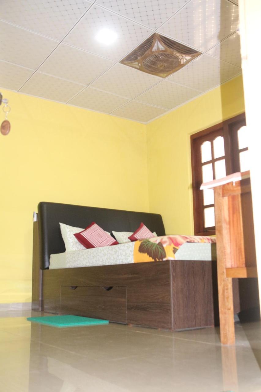 Apple Sara Home Stay Канди Екстериор снимка