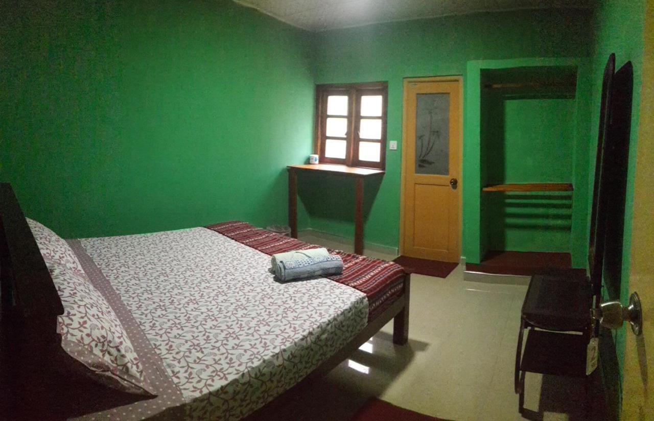 Apple Sara Home Stay Канди Екстериор снимка